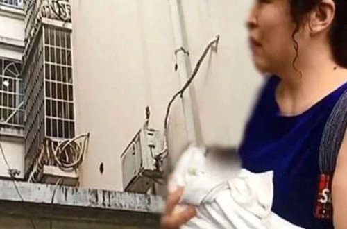 Ana yeni doğulan körpəni 3-cü mərtəbədən atdı - FOTO