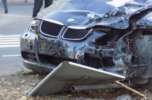 В Баку BMW врезался в рекламный щит, есть погибший