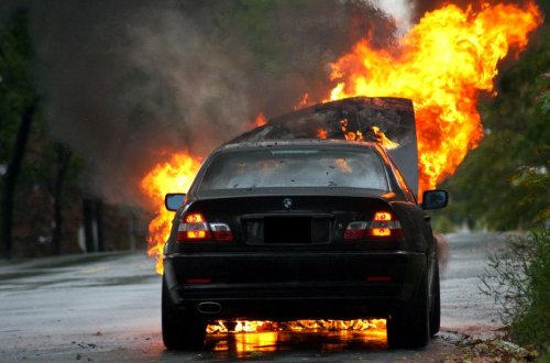 Bakıda BMW yandı: Sürücüsü öldü - VİDEO
