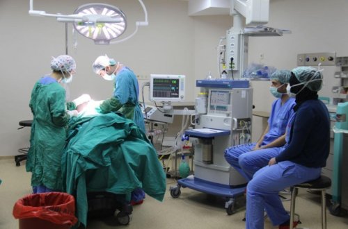 Bakıda həkimi öz tələbəsi əməliyyat etdi, öldü