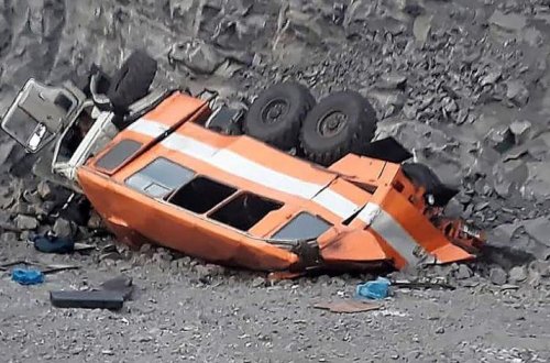 В Ярдымлы грузовик скатился в овраг, есть погибший