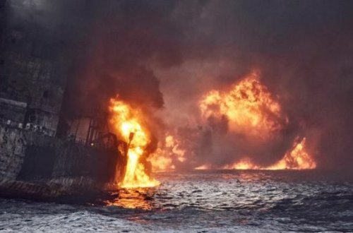 Dünya dəhşətli partlayışlarla SARSILDI - Gəmilər ard-arda vurulur