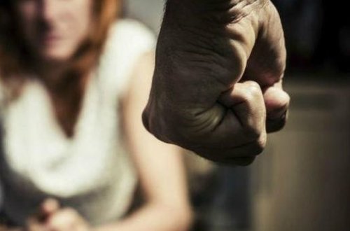 Yetkinlik yaşına çatmayan hamilə qızı əri döydü