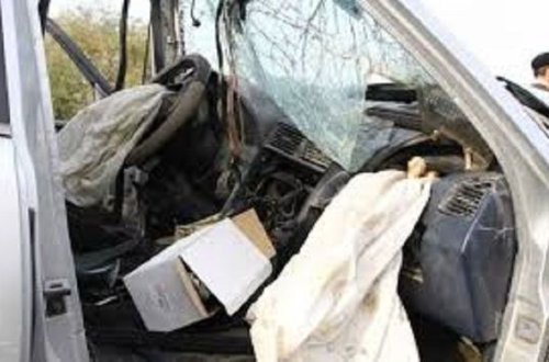 Mərdəkanda “Toyota” ağaca çırpıldı – dörd nəfər yaralandı