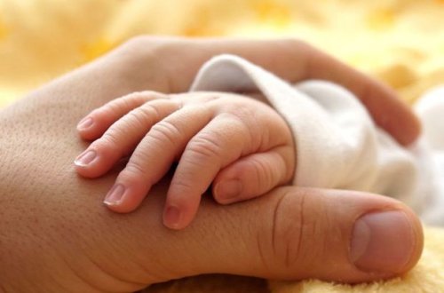 Qusarda qadın evinin həyətində uşaq dünyaya gətirdi, ikisi də öldü - YENİLƏNİB