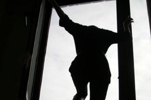 Azərbaycanda DƏHŞƏTLİ İNTİHAR: ana və qızı özlərini 10-cu mərtəbədən atdı