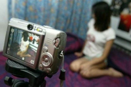 Bakıda seks manyakı olan qadınla bağlı YENİ XƏBƏR - Öz qızının videosunu çəkib...