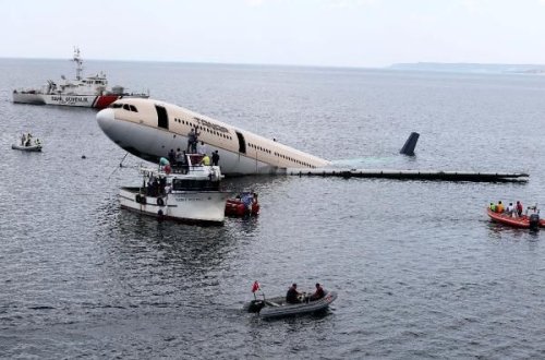 İNANILMAZ: Sərnişin təyyarəsi bir neçə saniyə ərzində batdı - VİDEO