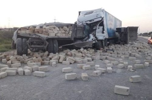 Sürücü sükan arxasında yatdı, maşını “KAMAZ”a çırpdı: yaralılar var - FOTO