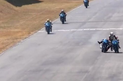 Çılğın motosikletçi rəqibinin motosikletinə atlanıb döyməyə başladı – Video