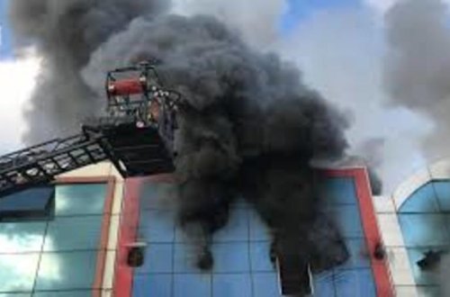 Son dəqiqə: şəhərin mərkəzindəki ticarət mərkəzində dəhşətli yanğın - Video