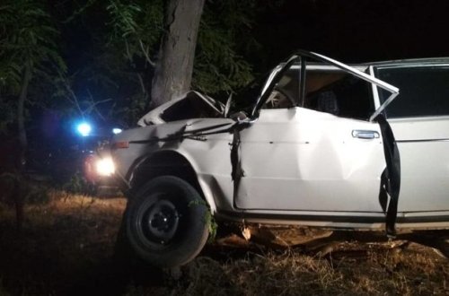 Bərdədə “Jiquli” ağaca çırpıldı: xəsarət alanlar var - FOTO