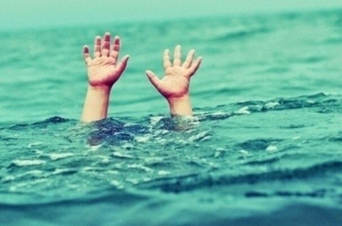 Qonaq gedən 6 yaşlı qız hovuzda boğulub öldü - Azərbaycanda dəhşət