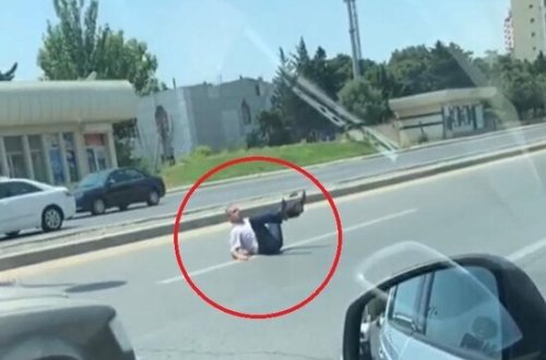Bakıda kişi yolun ortasına uzanıb bütün hərəkəti dayandırdı - VİDEO