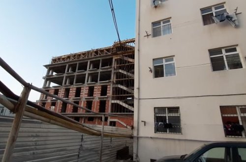 Nərimanovda sahibkarlar vətəndaşların “evini tikir” - Dövlət qurumları isə buna göz yumur (FOTOLAR)