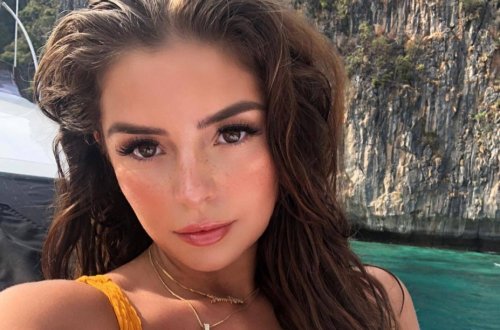 Anasını yeni itirən model bikinili foto paylaşdı