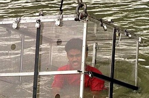 Əllərini bağlayaraq çaya tullanan sehrbaz yoxa çıxdı - FOTO