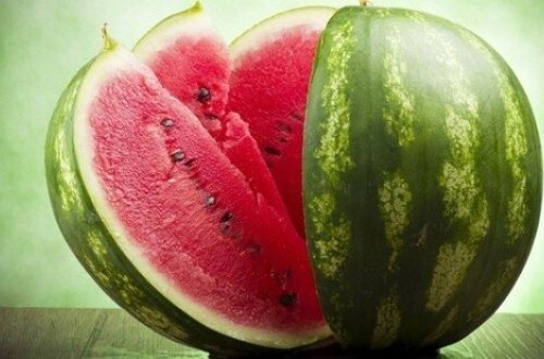 Bir sillə ilə qarpızı yardı - VİDEO