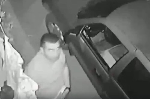 Bakıda kişi zivədən qadın alt paltarlarını oğurlayıb qaçır – VİDEO