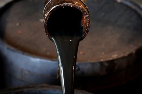 Bakıda vətəndaşın evindən neft çıxdı - VİDEO