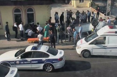 Babək prospektində maşın aşdı, tıxac yarandı - YENİLƏNİB