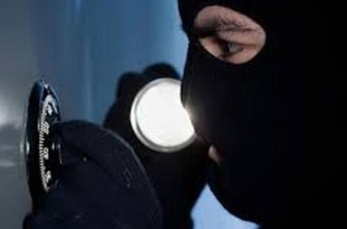 Bakıda ŞOK OLAY - İçi pul və qızılla dolu seyf oğurlandı