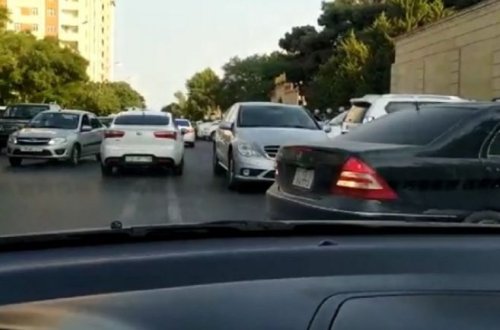 Bakıda bu yolun dərdinə çarə tapılmır - “Restoranlar küçəsi”ndə biabırçılıq (VİDEO)