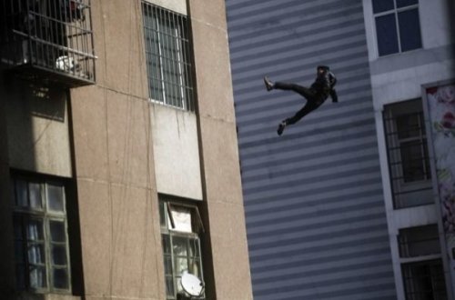 5-ci mərtəbədən yıxılan 15 yaşlı oğlan öldü