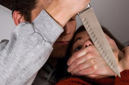 Bakıda dəhşət: Ər boşanmaq istəyən arvadını bıçaqlayıb, övladı ilə qaçdı