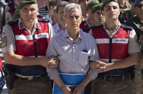 В Турции суд приговорил к 141 пожизненному сроку участников путча