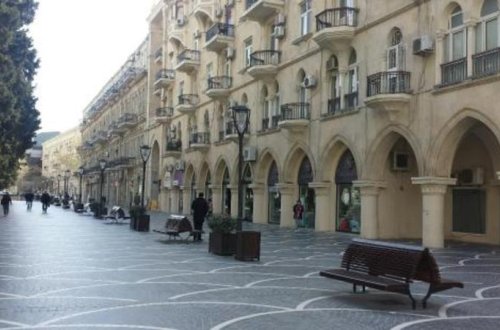 Bakının mərkəzində qızlar arasında kütləvi dava - VİDEO