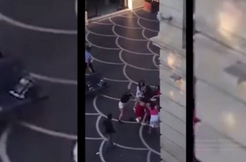Жестокая драка между девушками на улице Низами - ВИДЕО 18+