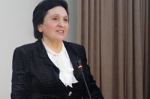 “O, bizə daim düzgün yol göstərən pedaqoqdur…” – BSU tələbələrindən rektor Nurlana Əliyevaya dəstək mesajları 