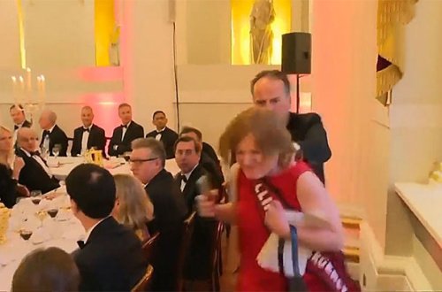 Nazir müavini qadını itələyib zaldan çıxardı - Video