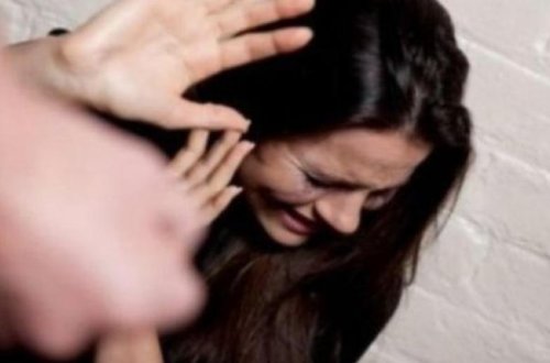 Qayınana oğulları ilə birləşib gəlini döydü