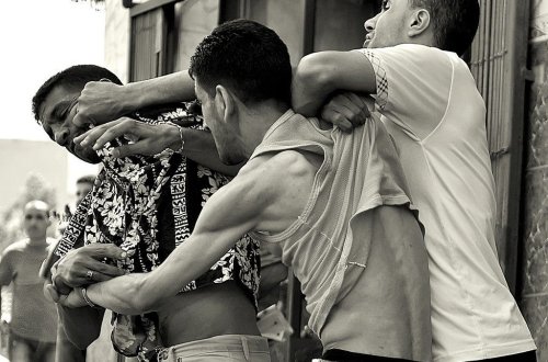 Çimərlikdə atanı uşağının gözü qarşısında daşla döydülər - Azərbaycanda ŞOK HADİSƏ