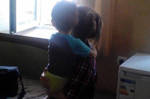 AZƏRBAYCANDA ŞOK OLAY: Ərindən qorxan qadın 3 uşağıyla küçədə yaşayır