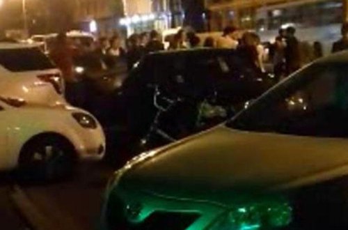 Bakıda toydan sonra BƏYLƏ GƏLİN EVİ ARASINDA DAVA - Qadınlar ayırmağa çalışdı - VİDEO