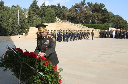 Руководство Министерства обороны посетило Аллею почетного захоронения и Аллею шехидов - ФОТО