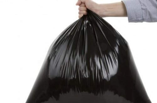 В столице рабочие бросают мешки с мусором с крыши здания – ВИДЕО