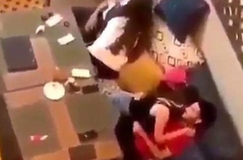 Bu dəfə Bakıda iki qızın VİDEOsu yayıldı: özü də məşhur restoranda - 18+ VİDEO