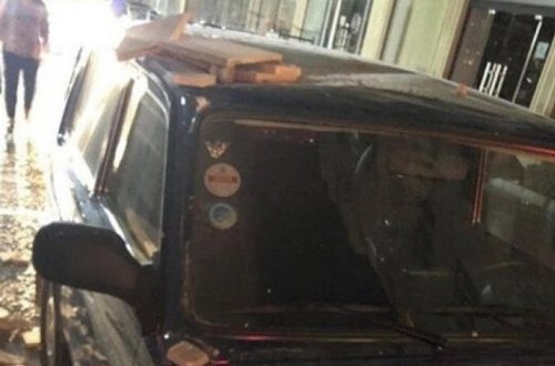 В Баку на автомобиль посыпались камни - ВИДЕО