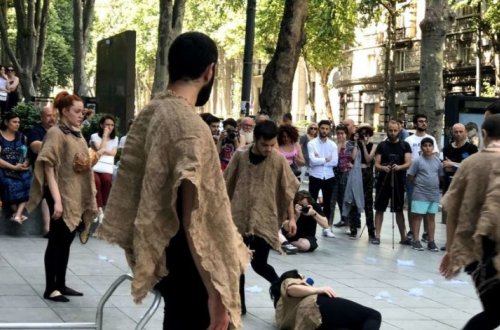Азербайджанцы показали в бурлящем Тбилиси уличный перформанс - ФОТО