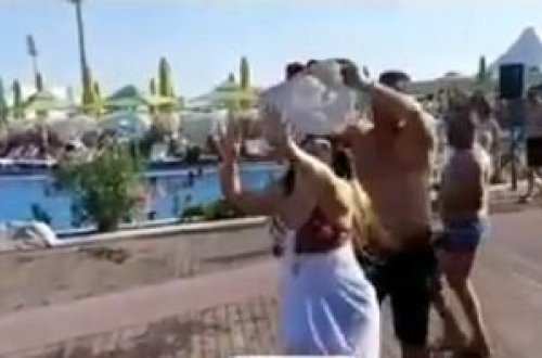 Азербайджанская певица в купальнике танцует с арабскими туристами - ВИДЕО