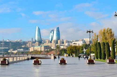 İstiyə dözməyən turistlər Bakı bulvarında belə gəzirlər - FOTO