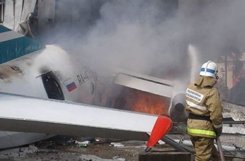 Rusiyada sərnişin təyyarəsi qəza enişi edib: Pilotlar ölüb - FOTO + VİDEO