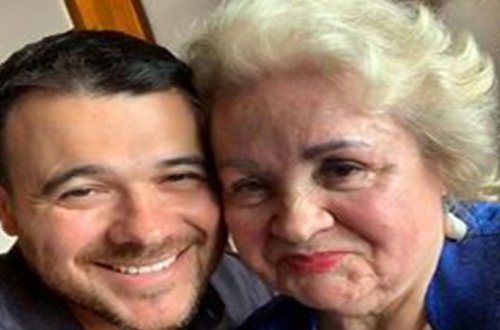 Emin Ağalarov nənəsi ilə fotosunu paylaşdı