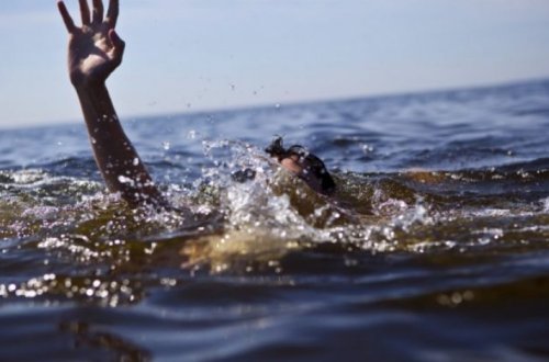 На пляжах Азербайджана спасли семерых утопающих