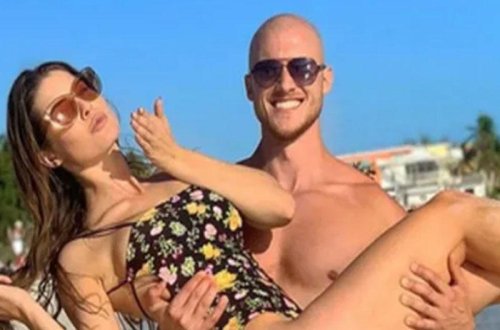 Sevgilisi ilə çılpaq fotosu tənqid edildi - FOTO