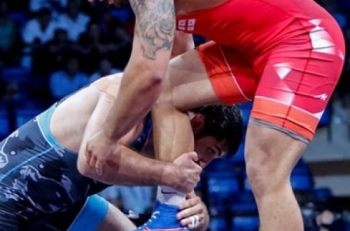 Güləşçimiz əsəbiləşib rəqibinə qapaz vurdu - VİDEO